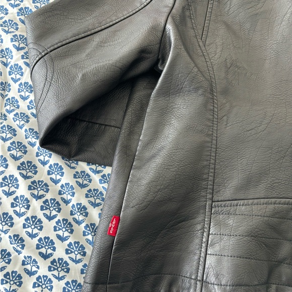 Levi's Women's The Classic Faux Leather Moto Jacket - Picture 11 of 11